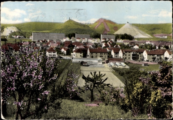 Ak Völklingen im Saarland, Blick auf  Hügel, Wohnhäuser, blühende Bäume