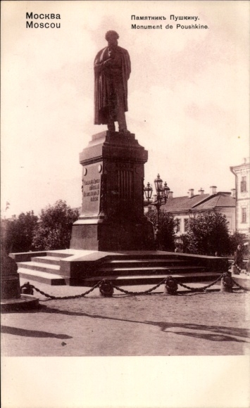 Postcard Moscow Russia, monument to Pushkin, statue, inscriptions in Russian and French