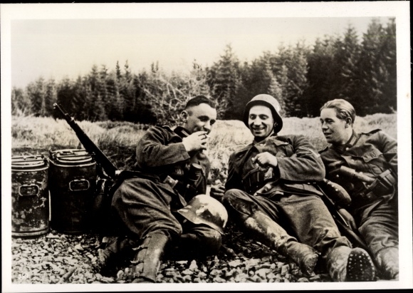 Photo Heinrich Hoffmann, Wehrmacht, Essen fetchers at the front, December 1939