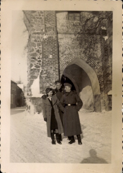 Photo Wittstock Dosse in the Prignitz, soldiers and woman in front of a gate, winter view