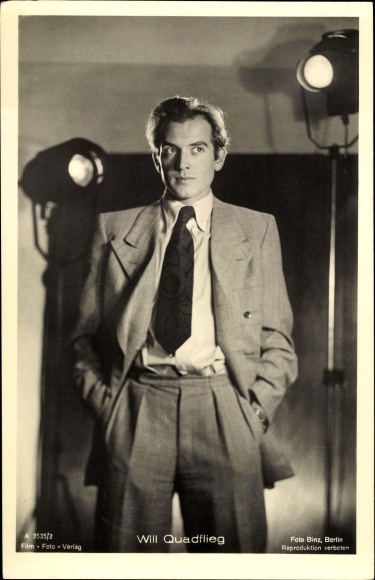 Postcard actor Will Quadflieg, standing portrait, spotlight, photo Binz A 3535 2, film photo publishing house