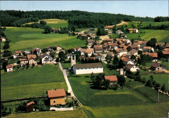 Ak Kaikenried Teisnach Niederbayern, Luftaufnahme eines Dorfes, grüne Wiesen, mehrere Häuser