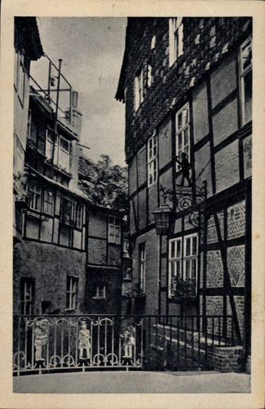 Quedlinburg in het Harzgebergte, vakwerkhuizen, smal steegje, balkon, bloembak