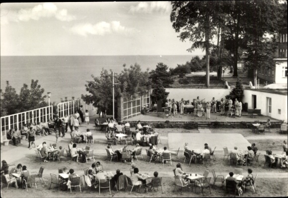 Ak Ostseebad Sellin op Rügen, openluchtpodium, mensen op een terras, zee op de achtergrond