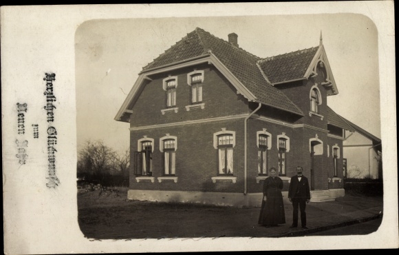 Photo Postcard Apen in Oldenburg Ammerland, man and woman in front of a residential building