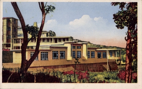 Ak Fort de France Martinique, Lycée Schoelcher, Gebäude, Bäume, blauer Himmel, Blumen