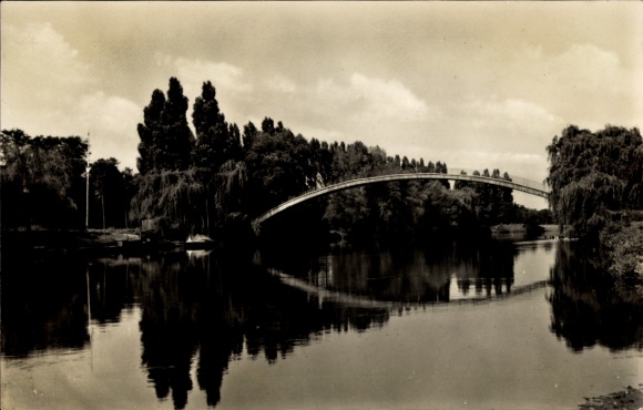 Ak Leuna an der Saale, Brücke über den Fluss, Spiegelung im Wasser, Bäume, Wolken