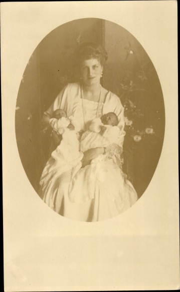 Photo Postcard Margarete of Saxony with children, Duchess of Hohenzollern Sigmaringen, portrait