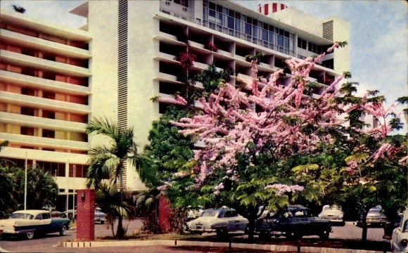 Ak Panama City Panama, Eingang zum Hotel El Panama Hilton, blühende Bäume, Parkplätze, bunte A...