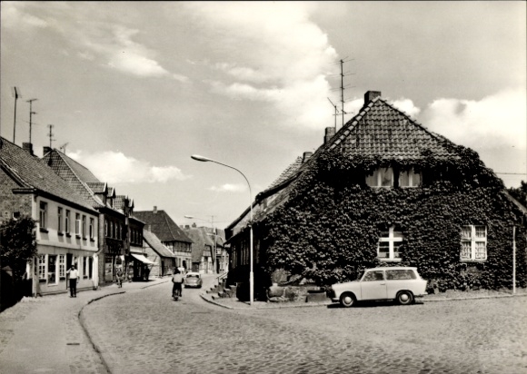 Postcard Klütz in Mecklenburg, Ernst Thälmann Street, Trabant