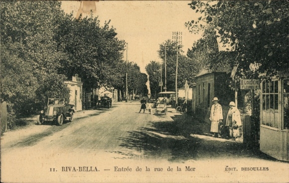 Postcard Ouistreham Riva Bella Calvados, entrance to Rue de la Mer