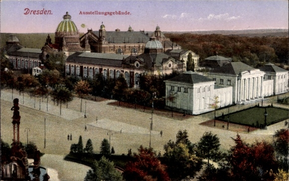 KP Dresden Altstadt, budynek wystawowy, widok kolorowy, drzewa, plac