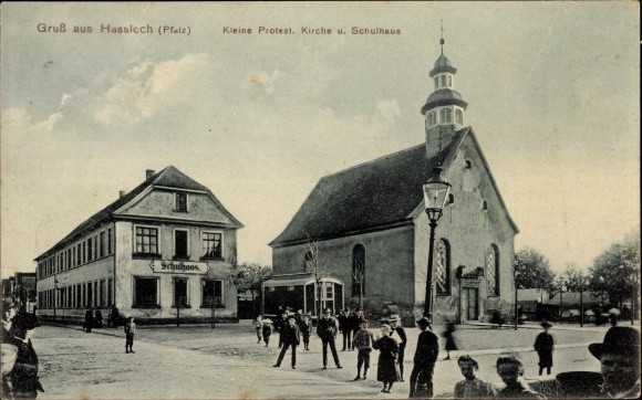 Ak Hassloch in de Pfalz, klein protest. kerk en schoolgebouw