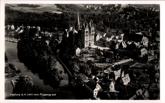 Ak Limburg an der Lahn, Luftaufnahme von Limburg, Fachwerkhäuser, Lahnfluss