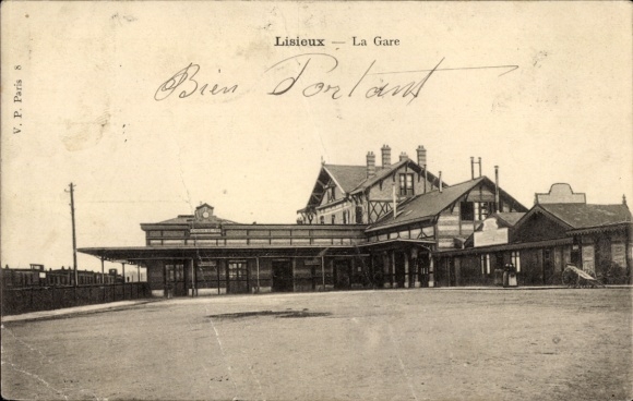 Ak Lisieux Calvados, Bahnhof  Gebäude, Schienen, 