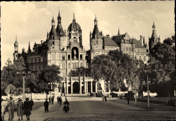 Ak Schwerin in Mecklenburg, Schweriner Schloss, historisch, beeindruckende Architektur, umgeben v