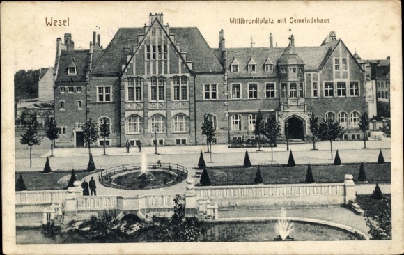 Ak Wesel am Niederrhein, Willibrordiplatz, Gemeindehaus, Brunnen, Bäume, Menschen
