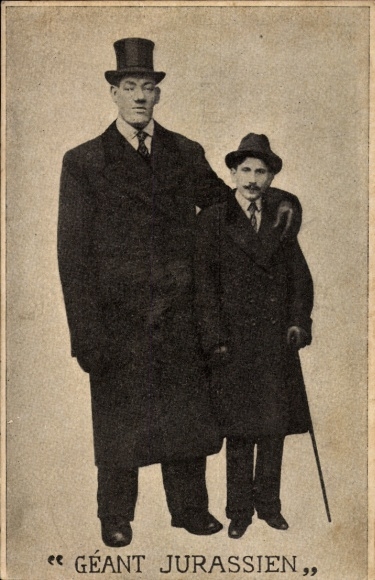 Postcard Géant Jurassien, giant, tall man next to a normal-sized man