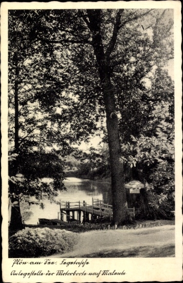 Ak Plön am See Holstein, See mit Steg, Bäume, Bootsanlegestelle, Text in deutscher Sprache