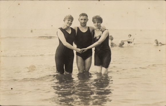 Photo Postcard bathers on the beach, swimwear