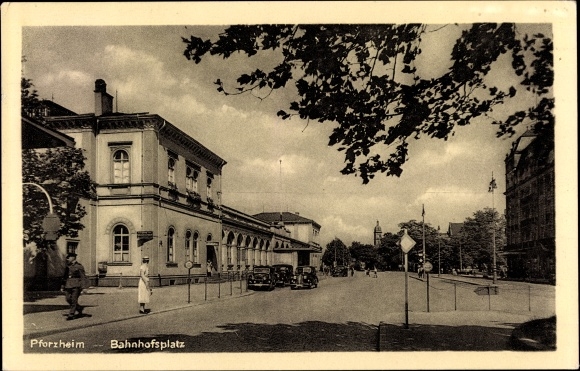 Ak Pforzheim im Schwarzwald, Bahnhofsplatz und Bahnhof, Autos