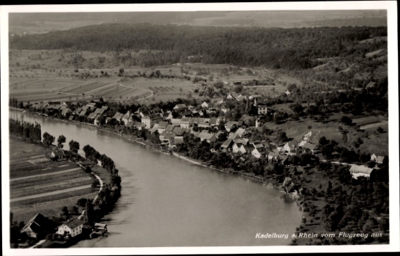 Ak Kadelburg Küssaberg Baden Württemberg, Luftaufnahme von  Rhein, Wohnhäuser am Fluss