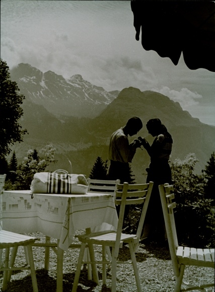 Photo Paul Wolff, Canton Obwalden, Brünig Pass, couple on vacation, mountain tour, table, travel bag