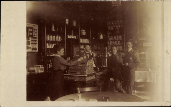 Photo Postcard Dresden Neustadt, men in an inn, innkeeper, cash register, Briesnitzstrasse