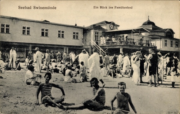 Postcard Świnoujście Swinoujscie Pomerania, holidaymakers in the family bath, swimwear