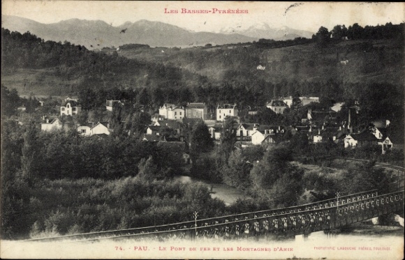 Ak Pau Pyrénées-Atlantiques, landschap met brug, bergen op de achtergrond, plaatstekst in het Frans