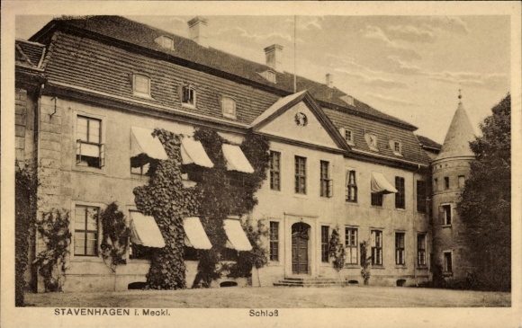 Postcard Reuterstadt Stavenhagen in Mecklenburg, castle building with shutters, architecture