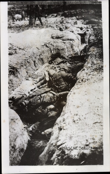 Photo Postcard English trenches, fallen soldiers, 1st WW