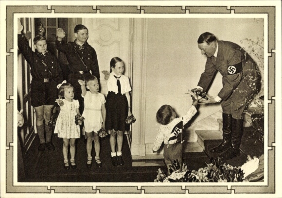 Ganzsachen Ak Kinder begrüßen Adolf Hitler, Blumenstrauß, Propaganda, Hitlerjugend, BDM