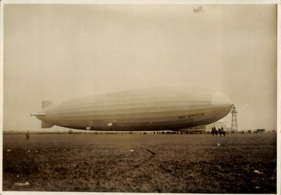 Photo airship LZ 127 Graf Zeppelin at an airfield, anchor mast