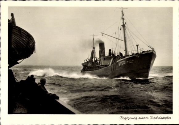 Postcard Encounter of two fishing steamers at sea, BX 510, sailors