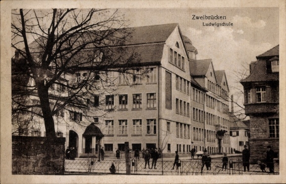 Postcard Zweibrücken in der Pfalz, Ludwigschule, s building, people on the street, bare trees