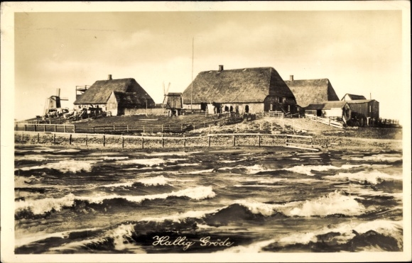 Ak Hallig Gröde in Noord-Friesland, Hallig met huisjes en molen vanaf het water gezien