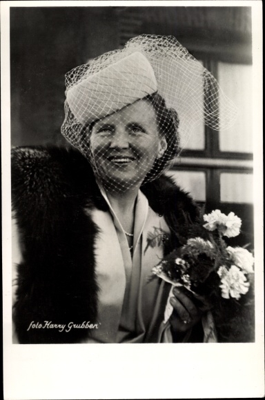 Postcard Juliana of the Netherlands, portrait, hat with veil
