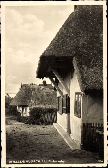 Photo Postcard Ostseebad Wustrow Fischland, Alte Fischerkaten