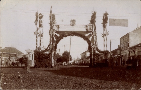 Foto Ak Nisch Nis Serbien, Ferdinandstraße, Festtor, Besuch Zar Ferdinand von Bulgarien, 1916