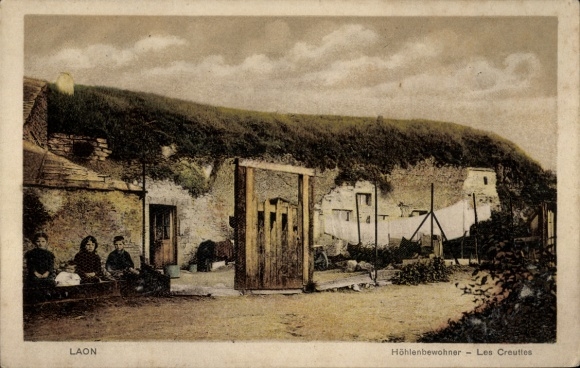 Postcard Laon Aisne, cave dwellers, Les Creuttes, rural scene,