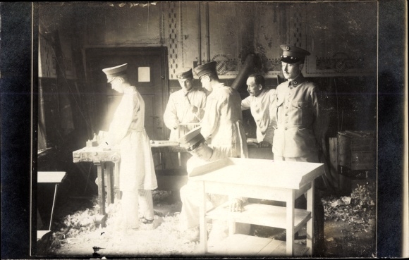 Photo Postcard Gliwice Gleiwitz, Dutch Red Cross hospital, patients, carpenter&#39;s workshop