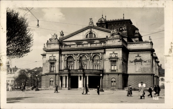 Ak Jihlava Iglau Region Hochland, Theatergebäude, Menschen auf der Straße, Schwarz-Weiß-Foto, 