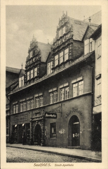 Ak Saalfeld an der Saale Thüringen, Stadt-Apotheke, s Gebäude, schwarz-weiße Fotografie