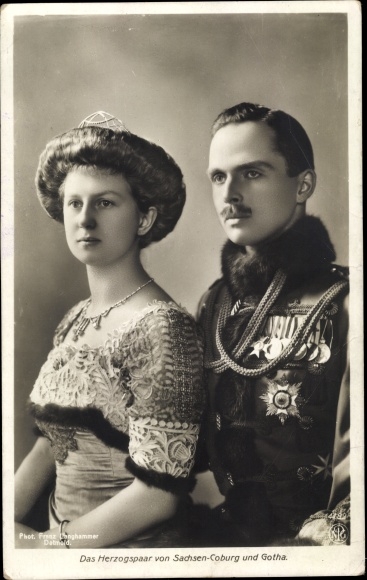 Postcard Duke couple of Saxony Coburg Gotha, Carl Eduard with wife, portrait