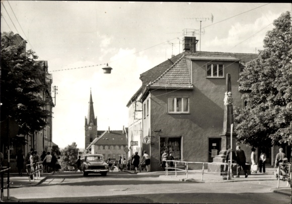 Ansichtkaart Leisnig in Saksen, Friedrich-Engels-Strasse, monument, kerk