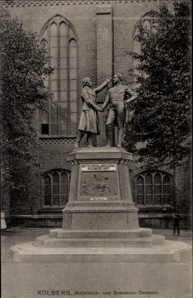 Postcard Kolberg in der Mark, Nettelbeck and Gneisenau monument, statue, see