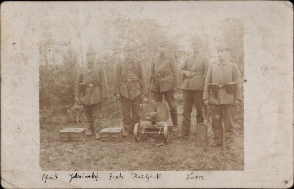 Photo Postcard German soldiers in uniforms, group picture, gun