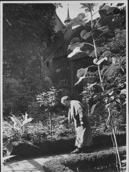 Photo Stralsund ?, woman in the rose garden from the retirement home at the former Johanniskloster, photog. Hilde Zenker