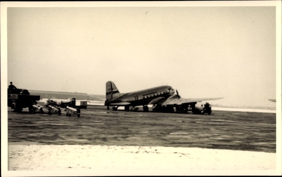 Photo Postcard Swedish passenger plane Douglas DC 3, SAS Scandinavian Airlines System